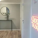 דירה Modern With Free Parking & Sauna