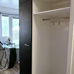 Modern With Free Parking & Sauna דירה